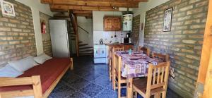 Una cocina con una mesa y sillas en una habitación. en Rincon del Sur, en El Bolsón