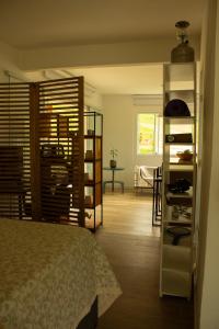 Un dormitorio con una cama y una sala de estar. en Loft com piscina natural em Cachoeiras de Macacu, en Cachoeiras de Macacu