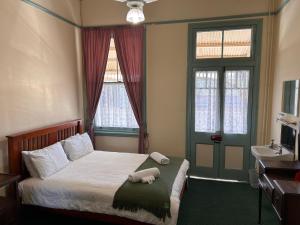 Criterion Warwick Hotel客房内的一张或多张床位