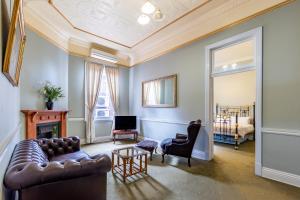 华威Criterion Warwick Hotel的带沙发和壁炉的客厅