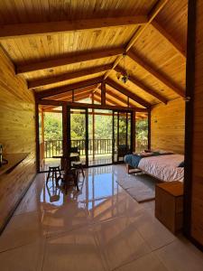 Postel nebo postele na pokoji v ubytování Entre Árboles Lodge + 37 fotografií