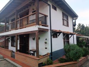 a building with a balcony on top of it at Alojamiento Rionegro aeropuerto in Rionegro +31 photos