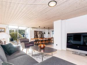 โทรทัศน์และ/หรือระบบความบันเทิงของ Charming Farm Retreat Skagen - By Traum Ferienwohnungen