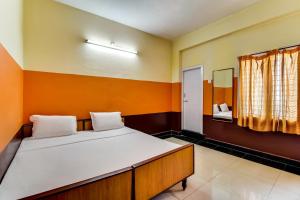 Postel nebo postele na pokoji v ubytování Hotel O Srinivasa Residency Lodge + 30 fotografií