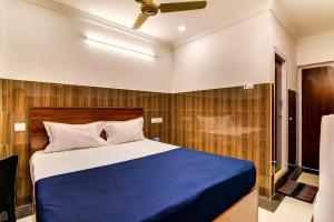 Postel nebo postele na pokoji v ubytování Hotel O Srinivasa Residency Lodge