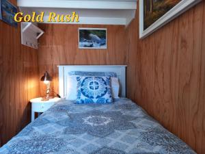 Postel nebo postele na pokoji v ubytování Charleston Goldfields Accommodation