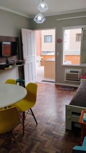 Χώρος καθιστικού στο Apartamento 1 dormitório, confortável, no centro de Capão da Canoa a 1 quadra do mar