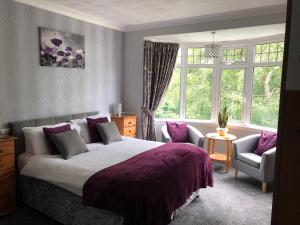 ein Schlafzimmer mit großem Bett und Fenster in der Unterkunft The Russell in Scarborough