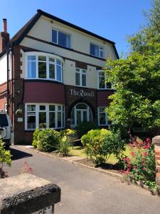 ein Gebäude mit einem Schild, auf dem die österreichische in der Unterkunft The Russell in Scarborough