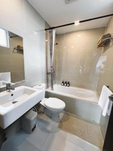 Koupelna v ubytování Home & Away - Luxury Condo in Mactan Newtown, Lapu-Lapu