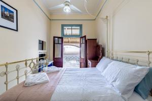 Criterion Warwick Hotel客房内的一张或多张床位