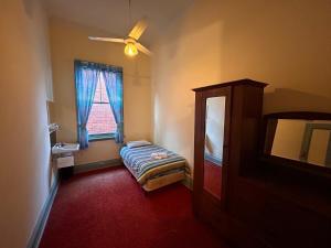 Criterion Warwick Hotel客房内的一张或多张床位