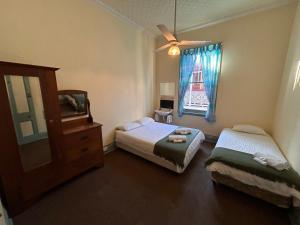 Criterion Warwick Hotel客房内的一张或多张床位
