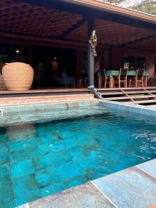 una piscina di fronte a una casa di VILLA TEPUA a aUturoa