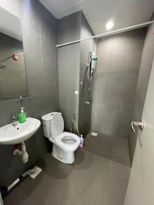 Vannituba majutusasutuses #24 Studio First Subang Mall SS15 Courtyard--2mins to SS15 LRT !2-5PAX!