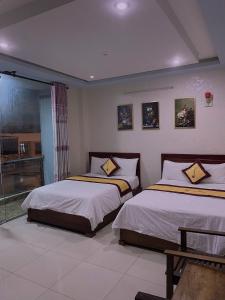 a bedroom with two beds and a window at Hải Yến Hotel Pleiku - by BAY LUXURY in Plei Brel (2)