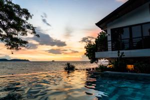 una casa con piscina frente al océano en Altamare Dive and Leisure Resort Anilao, en Mabini