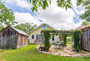 Κήπος έξω από το Mistletoe House