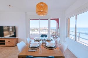 Televízia a/alebo spoločenská miestnosť v ubytovaní Apartamento prémium con 5 Piscinas Barbacoa Tenis Frontenis