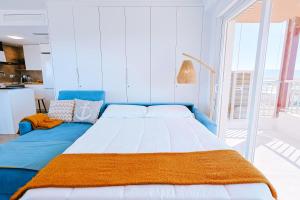 Posteľ alebo postele v izbe v ubytovaní Apartamento prémium con 5 Piscinas Barbacoa Tenis Frontenis