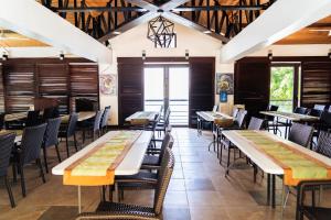 comedor con mesas y sillas en Altamare Dive and Leisure Resort Anilao, en Mabini