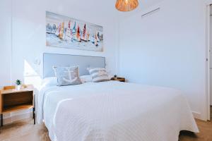 Posteľ alebo postele v izbe v ubytovaní Apartamento prémium con 5 Piscinas Barbacoa Tenis Frontenis