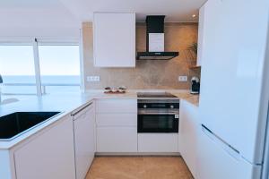 Kuchyňa alebo kuchynka v ubytovaní Apartamento prémium con 5 Piscinas Barbacoa Tenis Frontenis