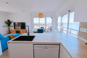 Kuchyňa alebo kuchynka v ubytovaní Apartamento prémium con 5 Piscinas Barbacoa Tenis Frontenis