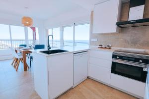Kuchyňa alebo kuchynka v ubytovaní Apartamento prémium con 5 Piscinas Barbacoa Tenis Frontenis