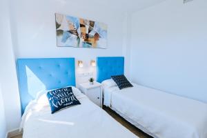 Posteľ alebo postele v izbe v ubytovaní Apartamento prémium con 5 Piscinas Barbacoa Tenis Frontenis + 37 fotografií