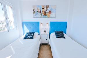 Posteľ alebo postele v izbe v ubytovaní Apartamento prémium con 5 Piscinas Barbacoa Tenis Frontenis