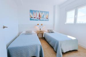 Posteľ alebo postele v izbe v ubytovaní Apartamento prémium con 5 Piscinas Barbacoa Tenis Frontenis