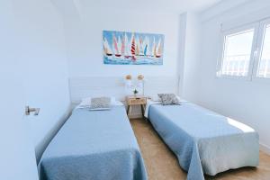 Posteľ alebo postele v izbe v ubytovaní Apartamento prémium con 5 Piscinas Barbacoa Tenis Frontenis