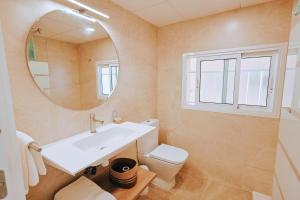 Kúpeľňa v ubytovaní Apartamento prémium con 5 Piscinas Barbacoa Tenis Frontenis