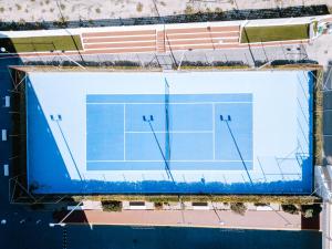 Tenis alebo squash v ubytovaní Apartamento prémium con 5 Piscinas Barbacoa Tenis Frontenis alebo jeho okolí