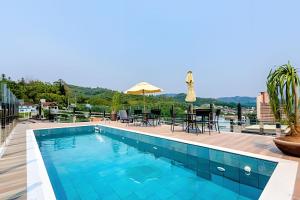 Πισίνα στο ή κοντά στο Studio confortável e completo a 300 metros da Vila Germânica