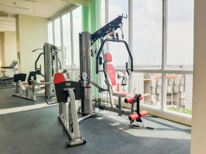 Fitness centrum a/nebo fitness zařízení v ubytování Cozy Stay Studio Room Apartment at B Residence By Travelio