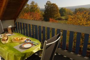stół z talerzem jedzenia na balkonie w obiekcie Gästehaus Roensch w mieście Frensdorf
