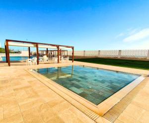 Bazén v ubytovaní Apartamento prémium con 5 Piscinas Barbacoa Tenis Frontenis alebo v jeho blízkosti