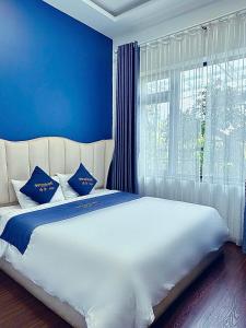Postel nebo postele na pokoji v ubytování Anh Quan Khoi Hotel