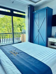 Postel nebo postele na pokoji v ubytování Anh Quan Khoi Hotel