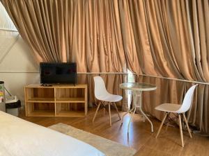 a bedroom with a bed and a table and chairs at Ingphu Mountainview Khao Yai in Ban Khan Takhian