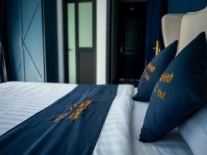 Postel nebo postele na pokoji v ubytování Anh Quan Khoi Hotel