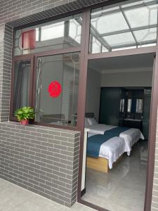 Postel nebo postele na pokoji v ubytování 少东家公馆二号院