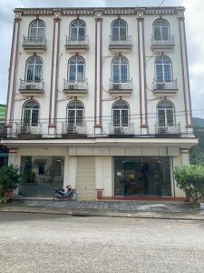 Mù Cang ChảiにあるNhà nghỉ duy vũの正面にバイクが停まった建物