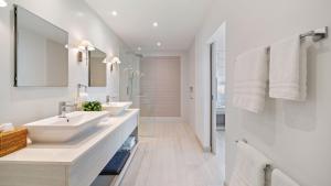 une salle de bain blanche avec deux lavabos et un miroir dans l'établissement Porters Place 11 home, à Saint James 14 autres photos