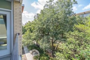 Zahrada ubytování Riverwalk and Pool view Apt with King bed Infinity Pool Gym Free Parking