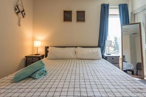 Postel nebo postele na pokoji v ubytování Riverwalk and Pool view Apt with King bed Infinity Pool Gym Free Parking