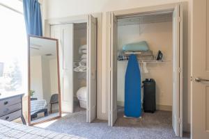 Postel nebo postele na pokoji v ubytování Riverwalk and Pool view Apt with King bed Infinity Pool Gym Free Parking