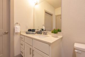 Koupelna v ubytování Riverwalk and Pool view Apt with King bed Infinity Pool Gym Free Parking